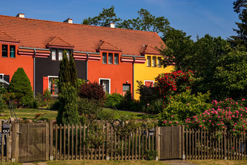 Farbe als Gestaltungsmittel: Häuser mit Vorgärten in der denkmalgeschützten Berliner "Gartenstadt Falkenberg"