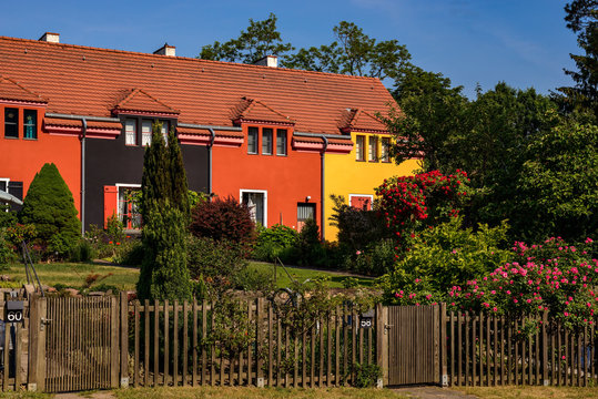 Farbe als Gestaltungsmittel: H&auml;user mit Vorg&auml;rten in der denkmalgesch&uuml;tzten Berliner "Gartenstadt Falkenberg"