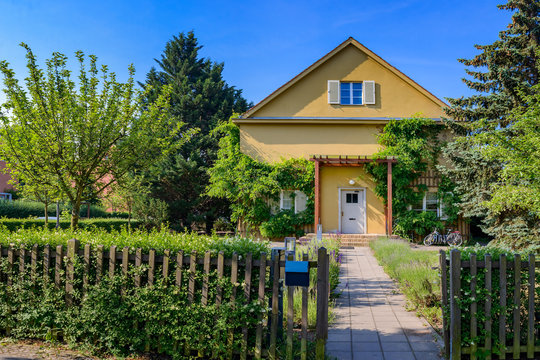 Gartenstadt Berlin-Falkenberg: Denkmalgesch&uuml;tztes ehemaliges Wohnhaus des Architekten Heinrich Tessenow am Eingang zum Akazienhof, entstanden 1914-1915
