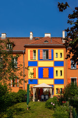 Die bunte Fassadengestaltung ist typisch für die in den 1910er Jahren gebaute Gartenstadt...