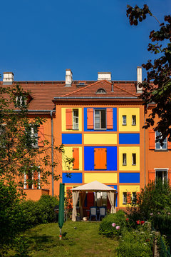 Die bunte Fassadengestaltung ist typisch f&uuml;r die in den 1910er Jahren gebaute Gartenstadt Berlin-Falkenberg ("Tuschkastensiedlung"), die heute unter Denkmalschutz steht