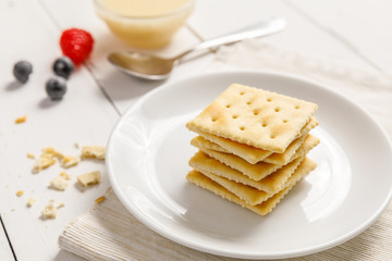crackers with condensed milk and fruit, breakfast