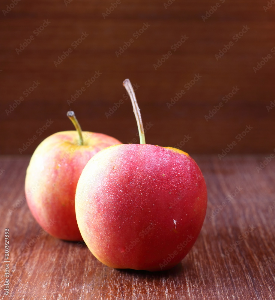 Wall mural Fresh Juicy red apples on old wooden