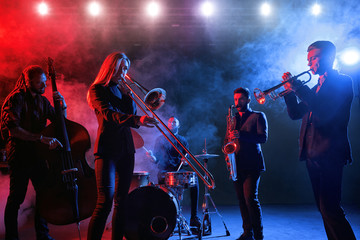 Obraz premium Jazz band performs at the club