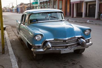 Obraz na płótnie Canvas Cooler blauer Oldtimer auf Kuba (Karibik)