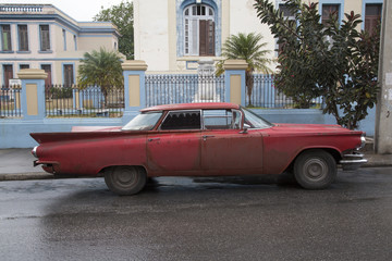 Cooler roter Oldtimer auf Kuba (Karibik)