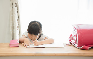リビングで勉強をする女の子