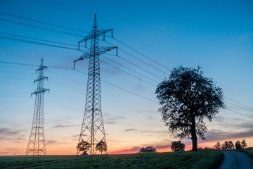 Strommasten nach Sonnenuntergang