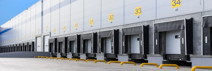 Photo sur Plexiglas Bâtiment industriel Rampes d& 39 entrée d& 39 un grand entrepôt de distribution avec portes pour le chargement des marchandises