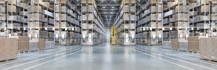 Photo sur Plexiglas Bâtiment industriel Immense entrepôt de distribution avec étagères hautes