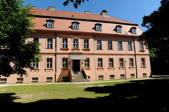 Straupitz, altes Schloss und Schule