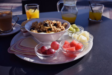 Desayuno saludable con frutas y muesli en una cafetería con vistas al mar