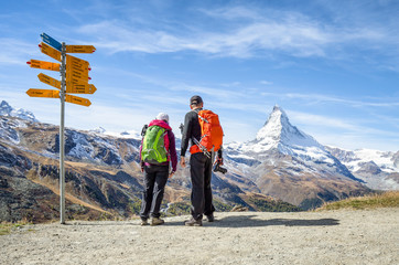 Wandern in den Schweizer Alpen mit Matterhorn im Hintergrund
