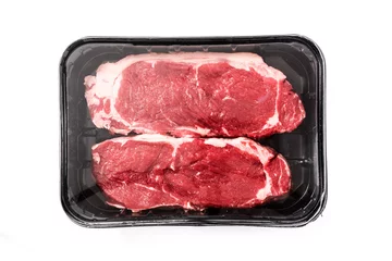 Photo sur Plexiglas Viande Emballage steak de boeuf cru isolé sur fond blanc. Vue de dessus