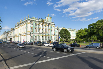 Fototapeta na wymiar winter Palace in St. Petersburg, the cars are going along the Palace embankment by the winter Palace