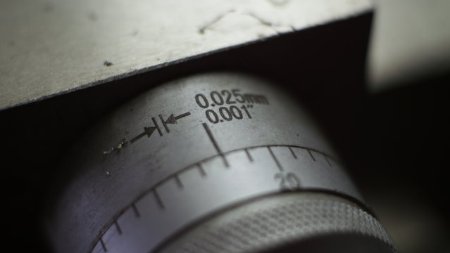 Primer plano Nonio graduado torno