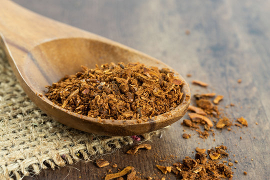 Geschnittener Sternanis auf einem Holzl&ouml;ffel