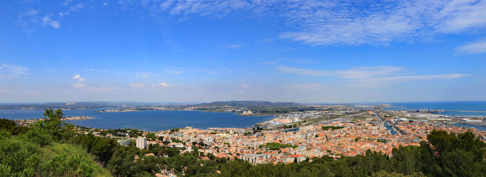 Panorama du port et de l'étang de thau de la ville de Sète