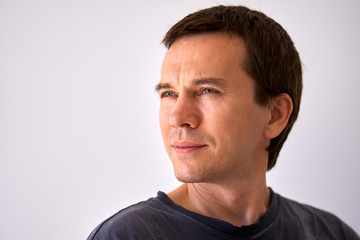 Fototapeta premium Człowiek, patrząc na puste miejsce na tekst z boku