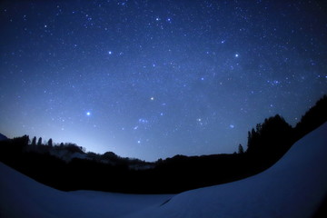 冬の棚田と星空