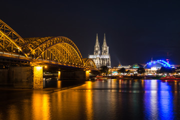 Kölner Dom beleuchtet mit Hohenzollernbrücke left side