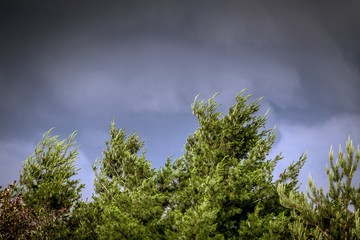 nadciągające chmury burzowe