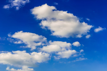 Blauer Himmel mit weißen Wolken 