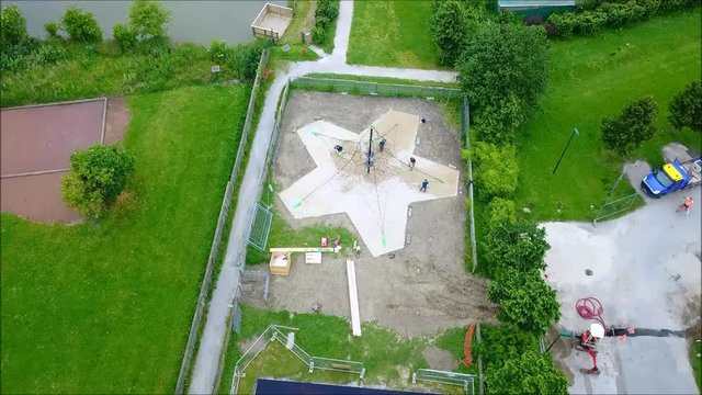 Installation de jeux d'enfants dans un parc