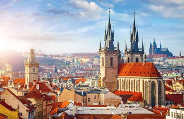 Foto op Plexiglas Praag Hoge spitsen torens van de Tyn-kerk in de stad Onze-Lieve-Vrouw in Praag