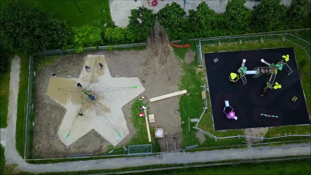 Installation de jeux d'enfants dans un parc