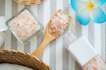 Close up topview himalayan pink salt in the spoon on the table which decorate the spa  table.