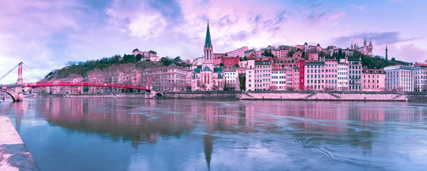 Photo sur Plexiglas Violet Vue panoramique sur l& 39 église Saint Georges et la passerelle sur la Saône, vieille ville avec la cathédrale de Fourvière au magnifique coucher de soleil à Lyon, France