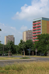 Typische modernisierte Wohnh&auml;user in Leipzig Bezirk Gr&uuml;nau mit blauen Himmel,Architektur aus der DDR aus den 70er und 80er Jahre des vorigen Jahrhunderts