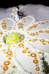 Dettaglio torta a forma di fiore con sopra i Cake topper