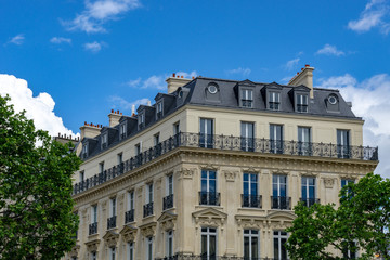 Fototapeta na wymiar old building in paris, france - beautiful facade