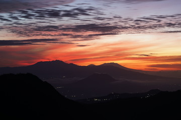 Sonnenaufgang über Vulkanen auf Java, Indonesien