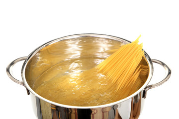 Gotowanie makaronu spagetti w błyszczącym metalowym garnku. - obrazy, fototapety, plakaty