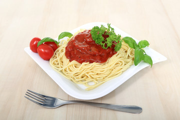 Spagetti z sosem bolońskim serem, pomidorami i zielonymi listkami bazyli i pietruszką. - obrazy, fototapety, plakaty