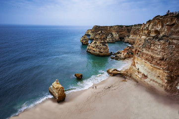 Klifowe wybrzeże, plaża Marinha, Algarve, Portugalia