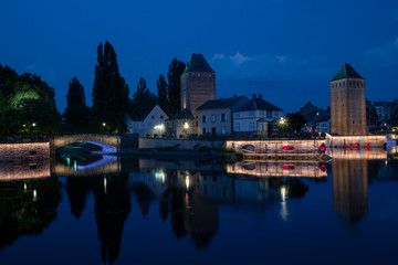 Fototapeta na wymiar Alte Stadtbefestigung / Ponts-Couverts / Straßburg, Elsaß, Frankreich, Europa Strasbourg, Alsace, France, Europe bei Nacht