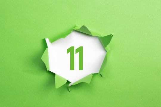 gruene Nummer 11 auf gruenem Papier