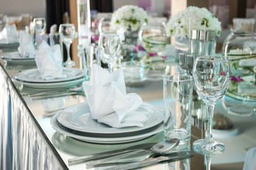 Napkins in the shape of a ship for decoration at a wedding