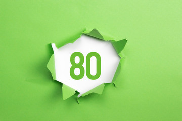 gruene Nummer 80 auf gruenem Papier