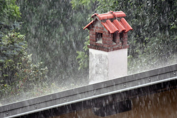 L'acquazzone sul tetto con il camino