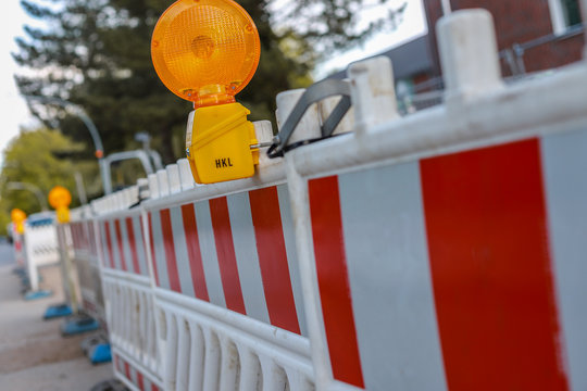 rote und wei&szlig;e Barrikaden mit zwei Warnlichtern
