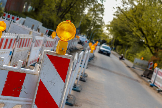 Baustelle an einem Fu&szlig;g&auml;ngerweg, beleuchtete Barrikaden blockieren den Gehweg