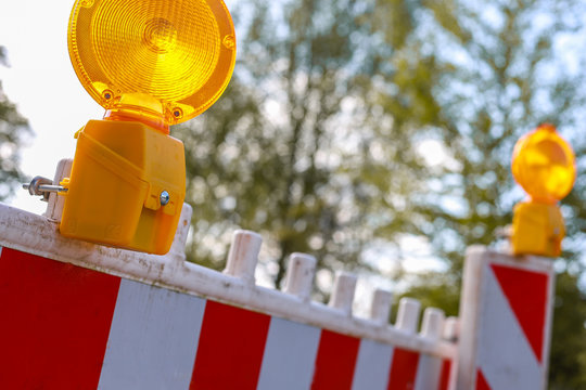 rote und wei&szlig;e Barrikaden mit Warnlicht