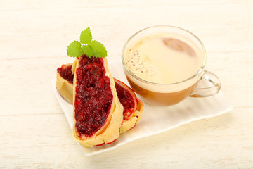 Shtrudel with coffee