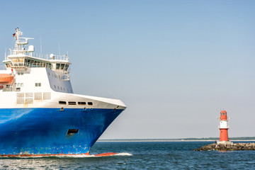 Fähre vor der Hafeneinfahrt von Warnemünde mit der Ostmole
