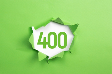 gruene Nummer 400 auf gruenem Papier
